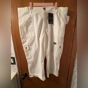 Women's Lee® Flex-To-Go Cargo Capri Pants 18